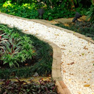 Cómo construir un camino de grava en mi jardín